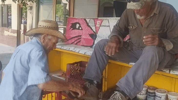 Abuelito a sus 80 años sigue dando brillo al calzado