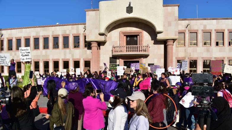 Marchan mujeres por sus derechos