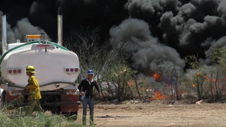 Continúan trabajos para apagar incendio en recicladora