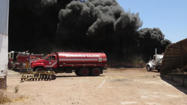 Continúan trabajos para apagar incendio en recicladora