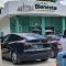 Viralizan foto auto de lujo Tesla afuera de Banco del Bienestar